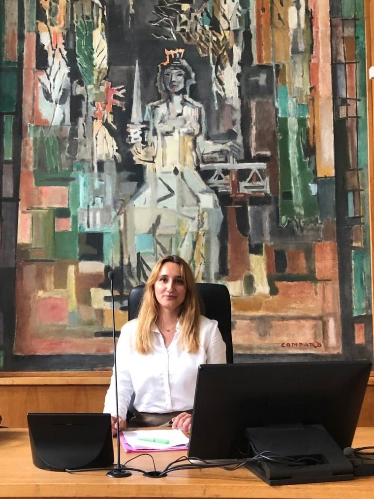Juliette Oudin intervenant au Tribunal judiciaire de Brest lors des mercredis de l'amiable