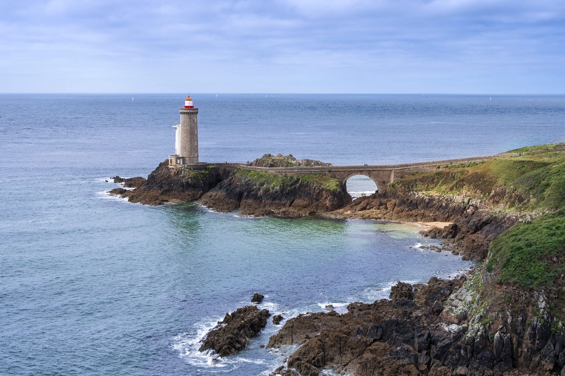 Le phare du Petit Minou et son pont en arche, sur la côte du Finistère